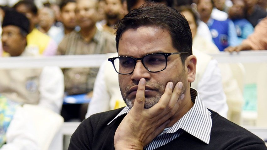 प्रशांत किशोर का जन्म बिहार में रोहतास जिले के कोनार गांव में एक ब्राह्मण परिवार में हुआ था। बाद में वह सपरिवार बक्सर शिफ्ट हो गए। ( <a href="https://www.jansatta.com/photos/picture-gallery/mulayam-singh-yadav-second-wife-sadhna-yadav-divorce-know-all-about-prateek-yadav-mom-akhilesh-yadav-stepmother-and-dimple-mil-sadhna-guta/1622502/">यूं साधना गुप्ता के करीब आए थे शादीशुदा मुलायम सिंह, जानिए कौन हैं अखिलेश यादव की सौतेली मां</a> )