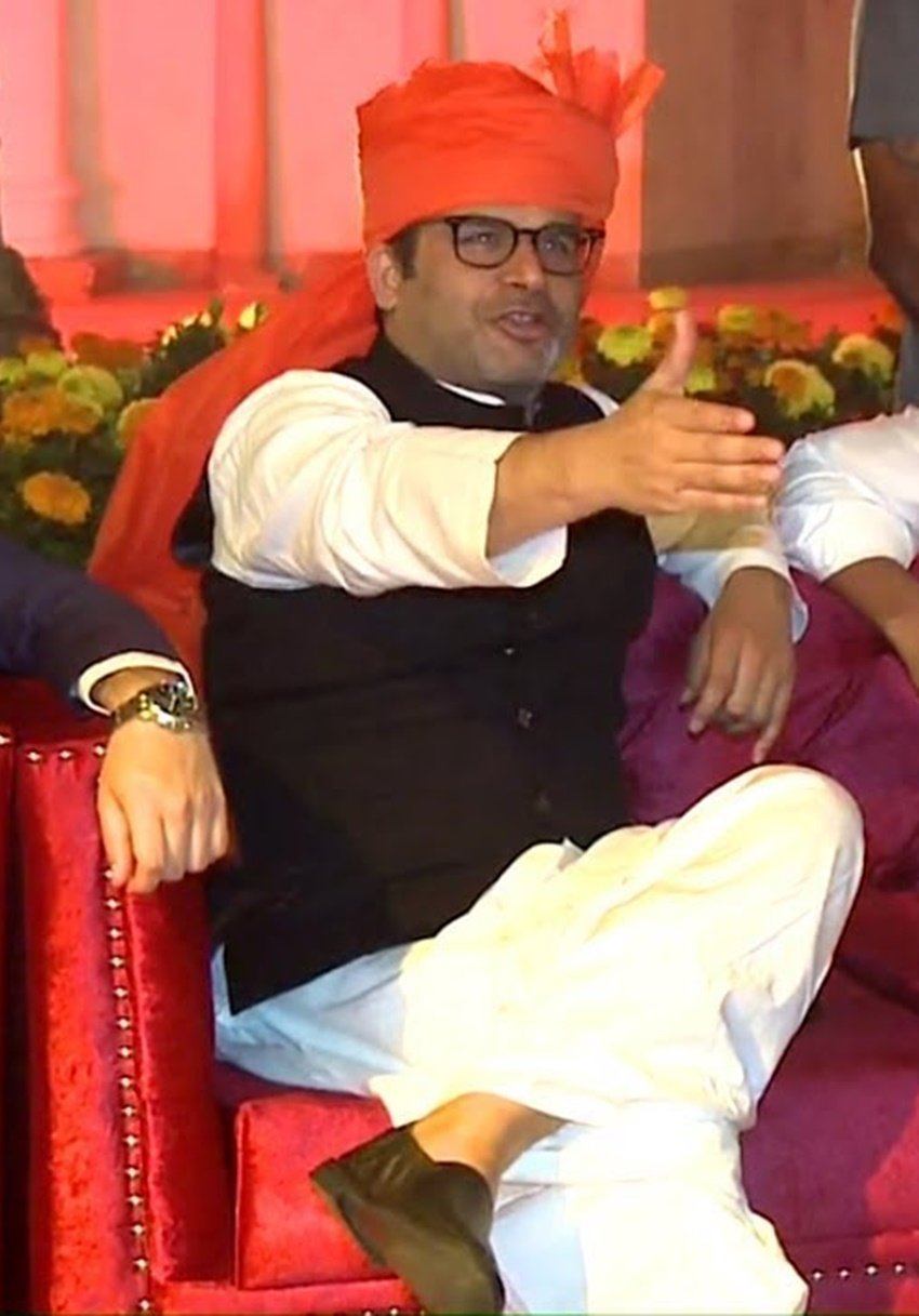बकौल प्रशांत किशोर उन दिनों बीजेपी सर्जिकल स्ट्राइक को अपनी पार्टी से जोड़कर प्रचार में लग गई थी और उसे उसका फायदा मिलता भी दिख रहा था। बीजेपी की इसी बढ़त को रोकने के लिए अखिलेश यादव और राहुल गांधी चुनाव से ठीक पहले एक साथ हो गए थे।