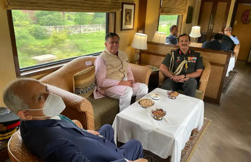 राष्ट्रपति रामनाथ कोविंद प्रेसिडेंशियल ट्रेन से कानपुर के बाद यूपी की राजधानी लखनऊ पहुंचे हैं। योगी सरकार के मंत्री सतीश महाना भी प्रेजिडेंशियल ट्रेन में बैठे थे और उन्होंने ट्रेन की अंदर की तस्वीरे शेयर की हैं।