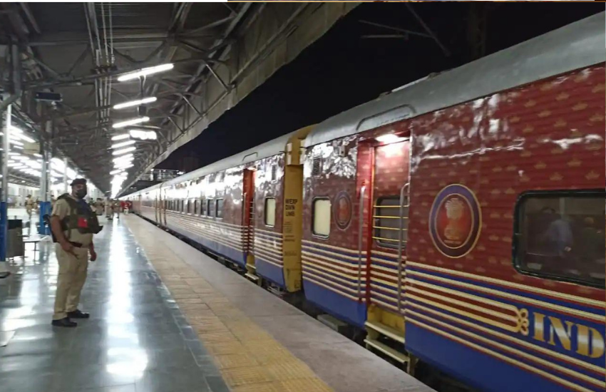 राष्ट्रपति रामनाथ कोविंद के प्रेसिडेंशियल ट्रेन के हर कोच पर अशोक स्तंभ बना हुआ है।