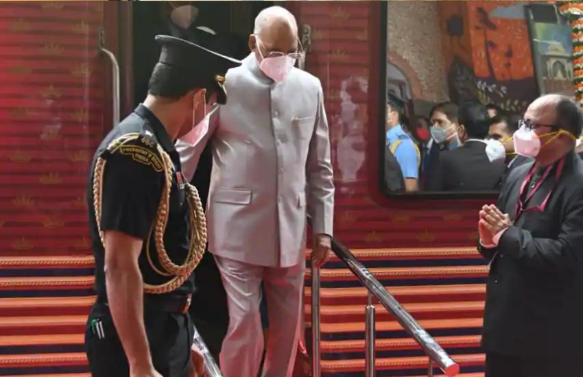 प्रेसीडेंशियल सैलून में सबसे पहला सफर विक्टोरिया ऑफ इंडिया ने इस्तेमाल किया था। पहले इसे वाइस रीगल कोच के नाम से जाना जाता था। ट्रेन में कोच का नंबर 9000 और 9001 लग्जीरियल कोच हैं, जो दिखने में एक जैसे हैं।