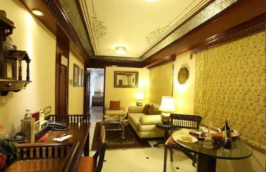 ट्रेन में खाना परोसने के लिए सोने और चांदी के वर्क वाली प्लेट और गिलासों का यूज होता है। महाराजा एक्सप्रेस में बने 2 रेस्टोरेंट मोर महल और रंग महल बेहद खास हैं। कुछ कोच बिना छत वाले हैं, जो खुले आसमान का अहसास कराते हैं। इसमें बने सुइट के अंदर बने लिविंग रूम को मकराना मार्बल से तैयार किया गया है।