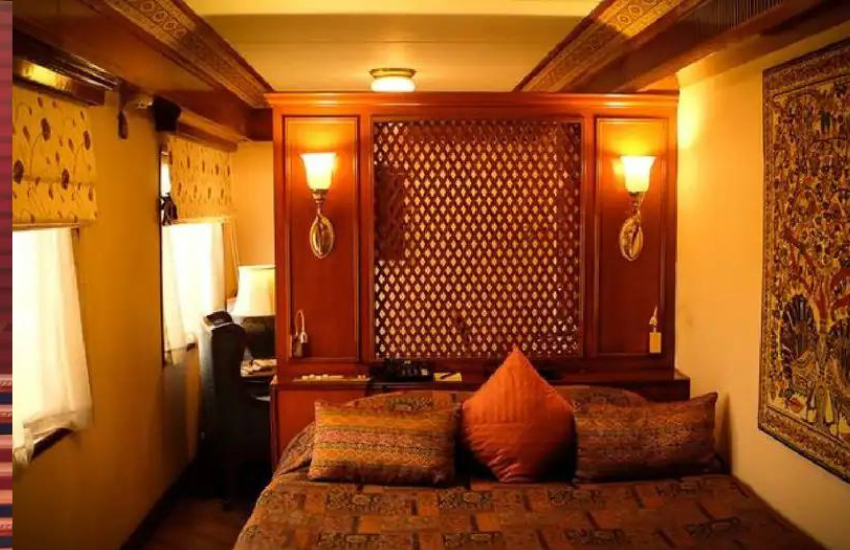 ट्रेन का टिकट 2 लाख से 16 लाख रुपए के बीच दी जाने वाली सुविधाओं के अनुसार रखा गया है। ट्रेन अंदर से एक शाही महल सा नजर आती है। इसमें डाइनिंग रूम, विजिटिंग रूम, लांज रूम, कांफ्रेंस रूम यात्री के हिसाब से बनाए गए हैं।