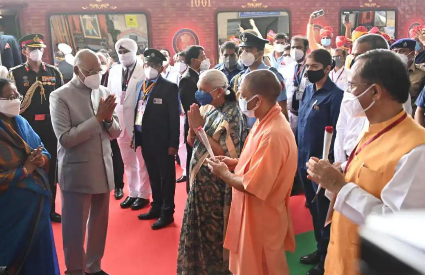 लखनऊ के चार बाग स्टेशन पर राष्ट्रपति की शाही ट्रेन पहुंची जहां उनके स्वागत के लिए पहले से ही यूपी की राज्यपाल आनंदी पटेल और सीएम योगी आदित्यनाथ मौजूद थे। (All Photos: Social Media)