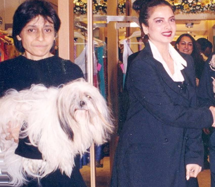 जीतेंद्र, धर्मेंद्र(Dharmendra), सुनील दत्त और फिर अमिताभ बच्चन के साथ प्रेम संबंध की खबरें उछलने के बाद रेखा की छवि ऐसी बना दी गई जैसे वह हर शादीशुदा आदमी के लिए किसी खतरे की तरह हों। ( <a href="https://www.jansatta.com/photos/picture-gallery/rekha-amitabh-bachchan-love-affair-when-bjp-mp-hema-malini-desperate-for-patchup-between-jaya-bachchan-husband-and-her-husband-dharmendra-costar/1738464/">जब रेखा को अमिताभ बच्चन से मिलाने के लिए परेशान थीं हेमा मालिनी, बड़े राजनेता से लगाई थी गुहार</a> )