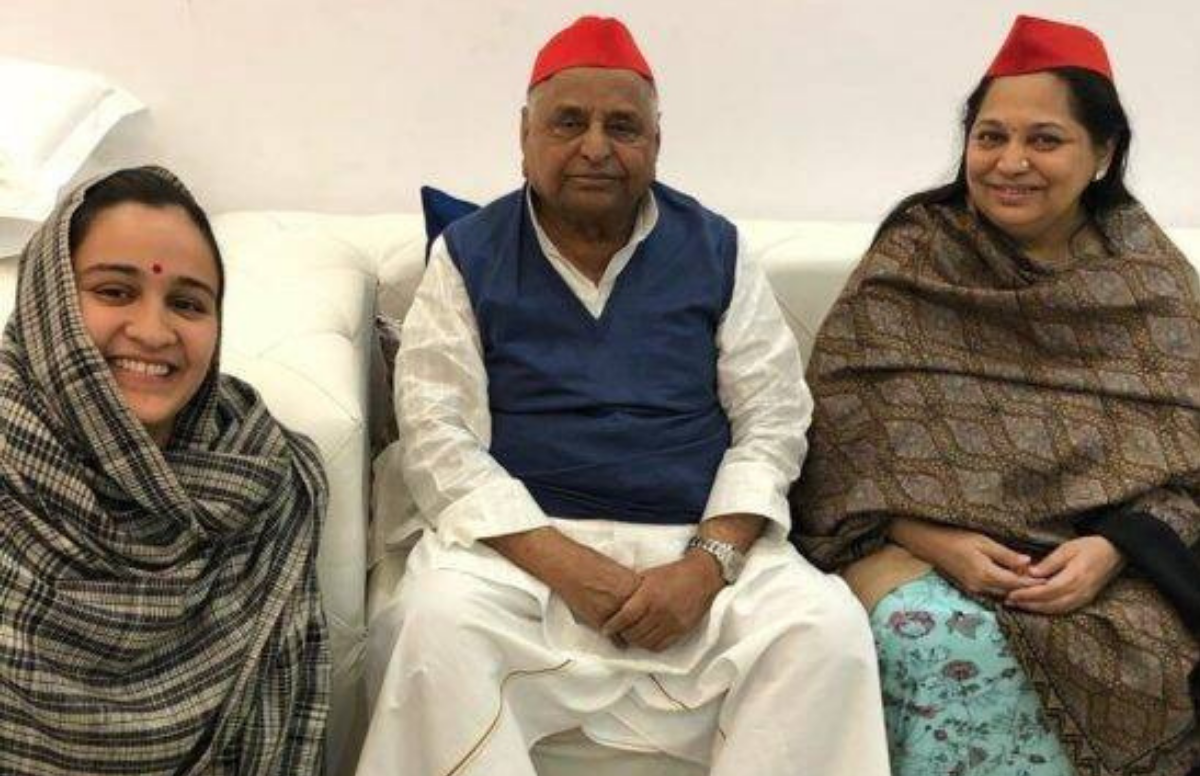 अमर सिंह, गायत्री प्रजापति और शिवपाल यादव के करीबियों को अखिलेश पार्टी से निकालने पर तुले थे और नेता जी शिवपाल को नाराज नहीं करना चाहते थे। (All PhotoS Social Media and PTI)