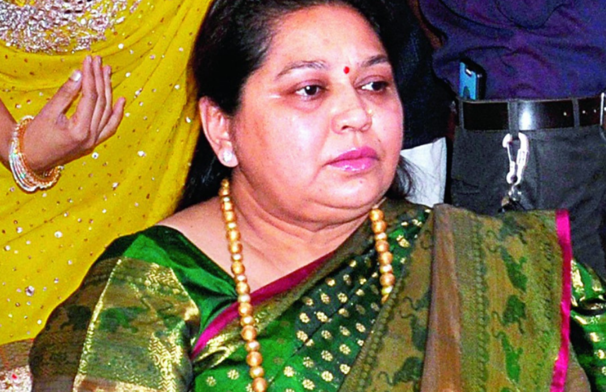 Mulayam Singh Yadav Second Wife Sadhana Gupta: मुलायम सिंह यादव के बेटे अखिलेश यादव ने अपनी सौतेली मां (Akhilesh Yadav Step Mother) को एक वादा पूरा करने के लिए तीन महीने का समय लिया था, लेकिन चार साल से ज्यादा होने के बाद भी अखिलेश यादव उसे पूरा नहीं कर सके। साल 2017 में अखिलेश ने मुलायम सिंह यादव के लिए कुछ वादा अपनी सौतेली मां से किया था, लेकिन 2021 में भी वह वादा पूरा होता नजर नहीं आ रहा है। आइए जानें कि क्या था ये वादा, जिसका इंतजार इतना लंबा हो गया।