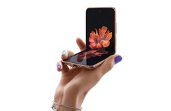 करीब आधी कीमत और 6 महीने की वारंटी के साथ मिल रहा है 84,999 रुपये वाला Samsung का रिफर्बिश्ड फोल्डेबल फोन