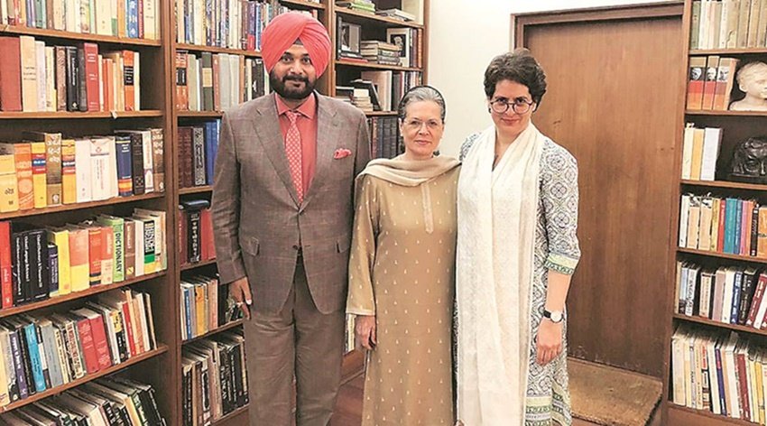 कांग्रेस में जाने के बाद सिद्धू की एक और तस्वीर खूब वायरल हुई थी। इस तस्वीर में सिद्धू सोनिया गांधी के पैर छूते दिखे थे। उनके विरोधियों ने उन्हें उस तस्वीर पर खूब ट्रोल किया था।