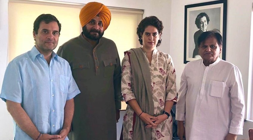 कांग्रेस जॉइन करने के बाद सिद्धू और राहुल गांधी की तस्वीरें मीडिया में आईं तो साथ में मीम्स की बाढ़ भी आ गई थी।
