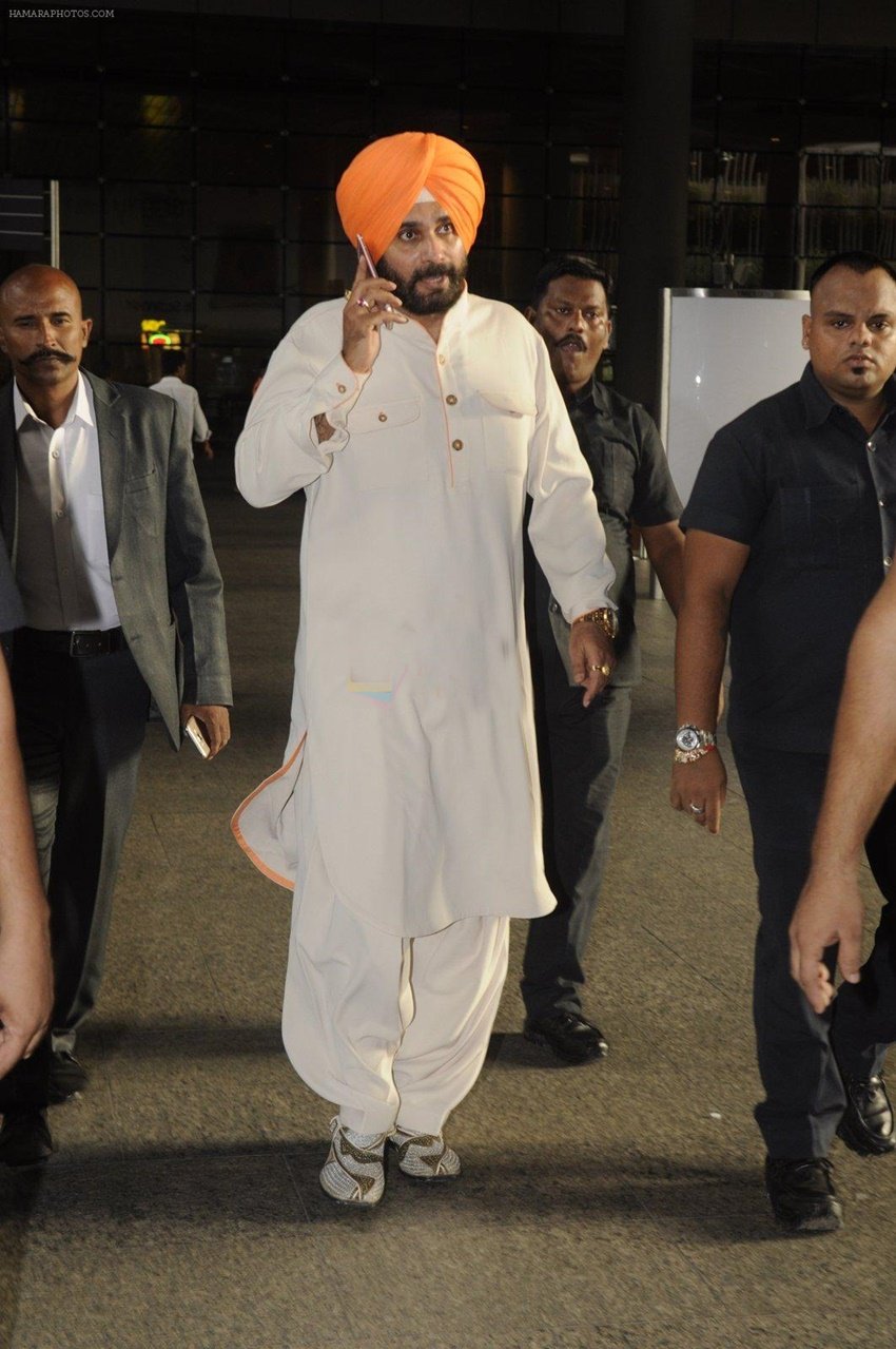 नवजोत सिंह सिद्धू पहली बार साल 2004 में चुनाव लड़े थे। बीजेपी के टिकट पर अमृतसर से चुनाव जीत सिद्धू लोकसभा पहुंचे थे। 2009 में भी वह फिर से सांसद बने। लेकिन 2014 में बीजेपी ने उनकी जगह अरुण जेटली को अमृतसर से टिकट दे दिया।