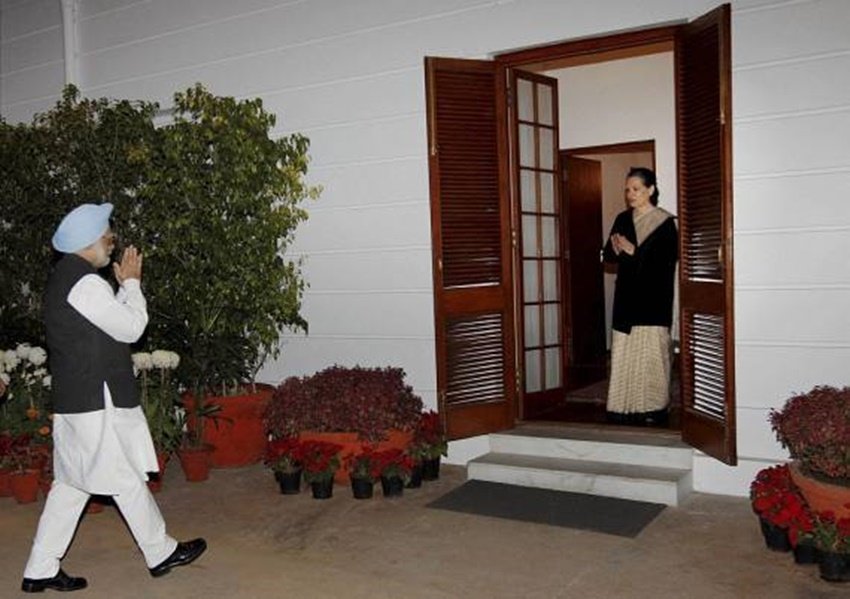 सोनिया गांधी के सरकारी बंगले पर ही देश-विदेश के बड़े-बड़े नेता उनसे मुलाकात करने पहुंचते हैं।