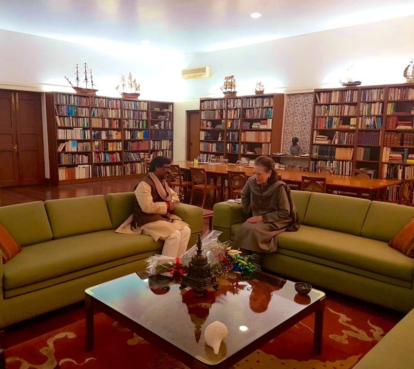 सोनिया गांधी के ऑफिस में जो सेंटर टेबल रखा गया है उसपर शंख भी रखा रहता है।