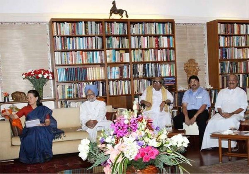 ऑफिस के अंदर किताबों के पास भगवान की मूर्तियां भी रखी हुई हैं।