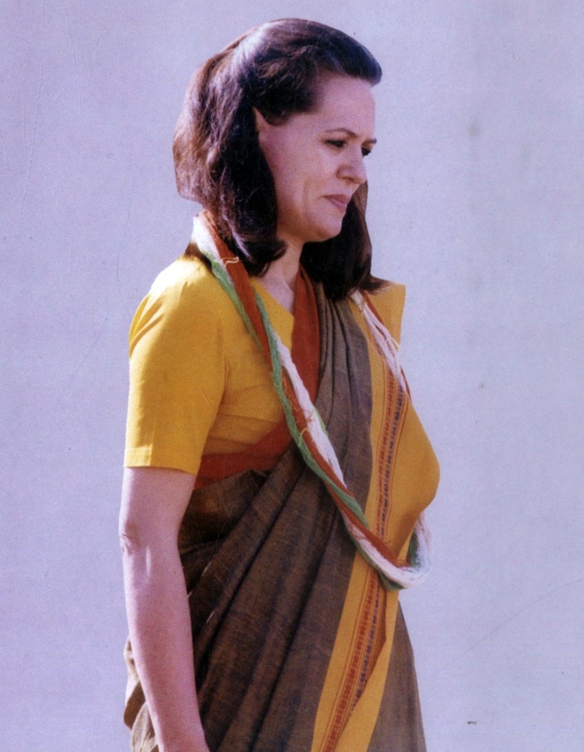 बकौल सोनिया गांधी- मैं कभी राजनीति में नहीं आना चाहती थी और राजीव जी भी एक पायलट के तौर पर बहुत खुश थे। लेकिन अपनी सास, अपने पति और अपनी पार्टी के प्रति अपना कर्तव्य निभाने के लिए मैं पॉलिटिक्स में आई।