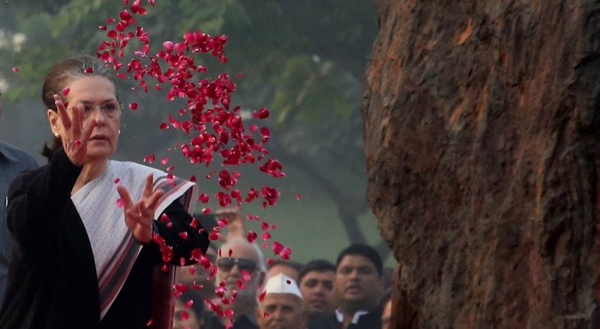 सोनिया गांधी ने कहा था कि इंदिरा जी पर भारत के लोगों की जिम्मेदारी थी। उनके लिए लोग ही सबसे पहले थे। अगर मैं राजनीति में न आती, तो कायर कहलाती। ( <a href="https://www.jansatta.com/photos/picture-gallery/sonia-gandhi-interesting-story-when-rahul-gandhi-mother-and-congress-chief-celebrate-on-the-road-of-delhi/1734436/">जब जश्न मनाने देर रात सड़कों पर निकल पड़ी थीं सोनिया गांधी, कांग्रेस चीफ को झूमता देख दंग रह गए थे लोग</a> )