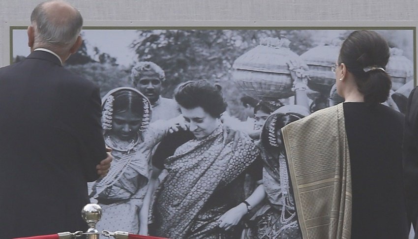 सोनिया गांधी ने अपनी सास इंदिरा गांधी का नाम लेते हुए बताया था कि, अगर वो न होतीं, तो शायद मैं कभी राजनीति में न आती। उन्होंने अपने परिवार के किसी भी सदस्य पर कभी भी राजनीति में आने का दबाव नहीं डाला। ( <a href="https://www.jansatta.com/photos/picture-gallery/sonia-gandhi-revealed-to-rajdeep-sardesai-aaj-tak-journalist-about-her-mil-indira-gandhi-relationship-when-rajiv-gandhi-mother-told-congress-mp-rahul-gandhi-mother-that-she-also-felt-in-love/1734895/">जब सोनिया गांधी से सास इंदिरा ने कहा था- घबराओ मत, मैं भी जवान थी और मैंने भी प्यार किया है</a> )