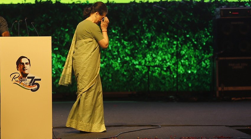 सुमन के साथ सोनिया जब राजीव को देखने पहुंची तो तो वहा केवल दो ताबूत रखे हुए उन्हें दिखे। एक में राजीव का शव था दूसरे में उनके सुरक्षा अधिकारी प्रदीप गुप्ता का शव था। (<a href=" https://www.jansatta.com/photos/lifestyle-gallery/rajiv-gandhi-death-congress-president-sonia-gandhi-screamed-pm-house-and-rahul-gandhi-priyanka-gandhi-was-panic/1745978/ "> सोनिया गांधी की चीख से जब पीएम हाउस गया था हिल, राजीव गांधी की मौत के बाद कुछ ऐसा था परिवार का हाल </a>)