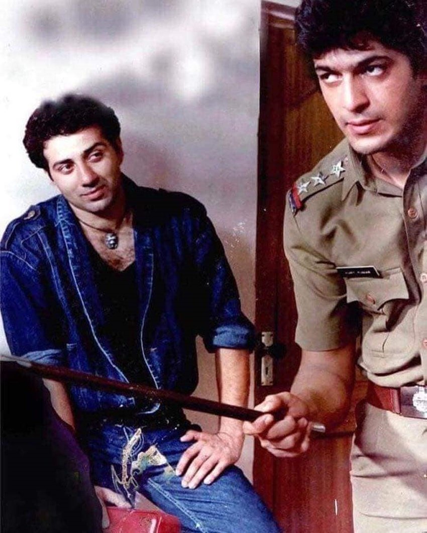 हालांकि जब फ्लाइट मुंबई पहुंचने वाली थी और सब लोग उतरने की तैयारी में थे तो चंकी को एहसास हुआ कि सनी देओल तो उनके बैग से सिगरेट निकालकर सबको बांट रहे थे।