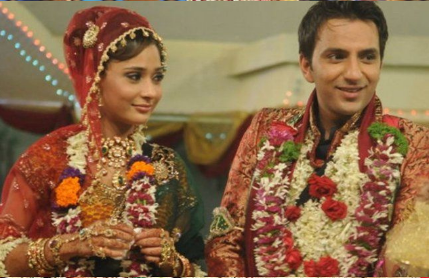 बिग बॉस के सीजन 4 में सारा खान ने अली मर्चेंट के साथ शो पर ही शादी कर ली थी, लेकिन शादी महज दो महीने में ही टूट गई थी। (<a href=" https://www.jansatta.com/photos/lifestyle-gallery/before-malaika-arora-arjun-kapoor-was-in-serious-relationship-with-salman-khan-sister-arpita-khan/1756973/ "> मलाइका अरोड़ा से पहले सलमान खान की बहन के साथ रिलेशनशिप में थे अर्जुन कपूर, दो साल में टूट गया था रिश्ता </a> )