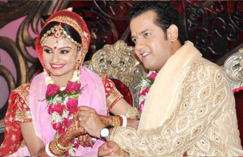 बिग बॉस के घर में पायल रोहतगी और मोनिका बेदी के करीबी रहे राहुल महाजन ने 2010 में ‘राहुल दुल्हनिया ले जाएंगे’ में डिम्पी गांगुली से शादी से शादी की थी। लेकिन ये शादी पांच साल में टूट गई। डिंपी ने राहुल पर मारपीट का इलजाम लगाया था।