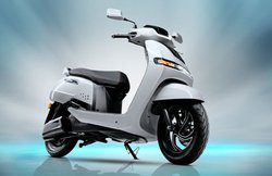 TVS iQube Electric: फुल चार्ज पर 75 किलो मीटर तक की ड्राइविंग रेंज, Ather 450X की भी जानें खासियतें