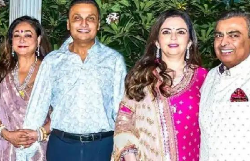 मुकेश अंबानी, नीता अंबानी, अनिल अंबानी और टीना अंबानी साथ-साथ नजर आते हैं। इस तस्वीर से भी जहिर होता है कि दोनों भाइयों और जेठानी-देवरानी के बीच अच्छे रिलेशन हैं। (<a href=" https://www.jansatta.com/photos/lifestyle-gallery/mukesh-ambani-nita-ambani-daughter-isha-ambani-and-daughter-in-law-shloka-mehta-have-25-year-old-friendship-see-proof-of-bonding/1753874/ "> ईशा अंबानी और श्लोका मेहता में है 25 साल पुरानी दोस्ती, देखिए ननद-भाभी की बांडिंग का सबूत</a> )