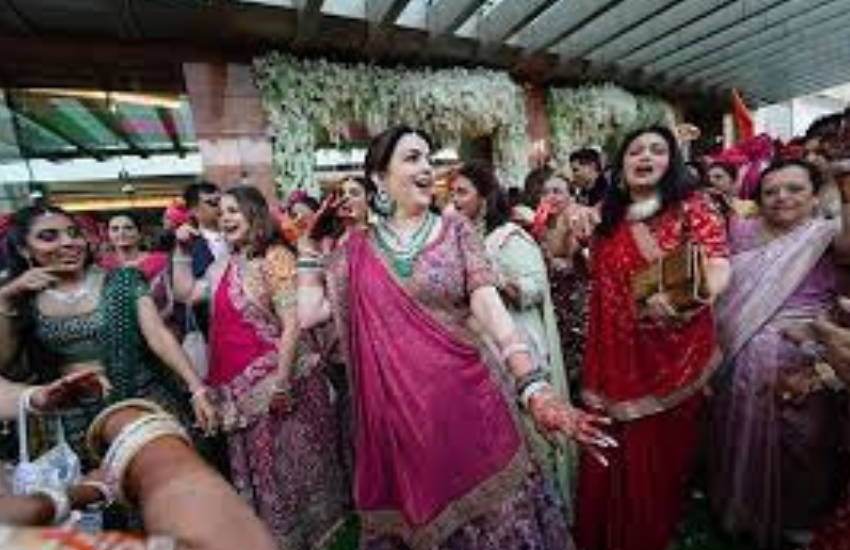 अंबानी फैमिली में कोई बड़ा फंक्शन हो तो जेठानी नीता अंबानी और देवरानी टीना अंबानी को साथ में धमाल करते देखा जा सकता है। ईशा और आकाश अंबानी की शादी में दोनों ने साथ में डांस किया था। (All Photos: Social Media)