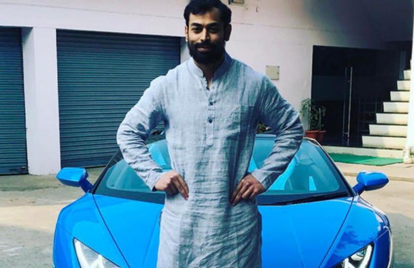 मां साधना गुप्ता की आस को उनके बेटे प्रतीक ने तोड़ दिया और एक इंटरव्यू में बताया कि वह कुर्ता-पायजामा वाली राजनीति को पसंद नहीं करते।