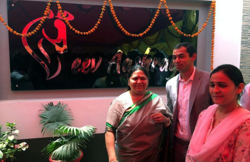 अखिलेश यादव की सौतेली मां साधना गुप्ता के बेटे प्रतीक यादव ने कहा था- उनके न दिल में दीवार है, न घर में
