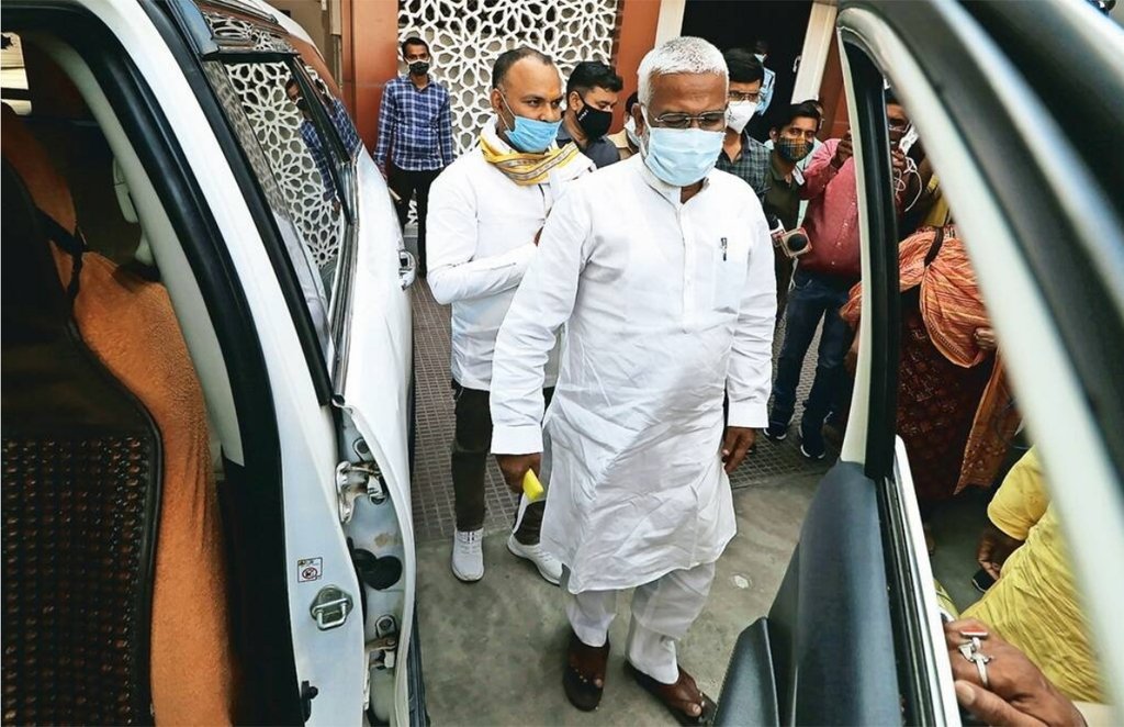 भाजपा के सीनियर नेताओं से चर्चा कर लखनऊ स्थित पार्टी कार्यालय से बाहर आते उत्तरप्रदेश भाजपा के अध्यक्ष स्वतंत्र देव सिंह। (एक्सप्रेस फोटो: विशाल श्रीवास्तव) 