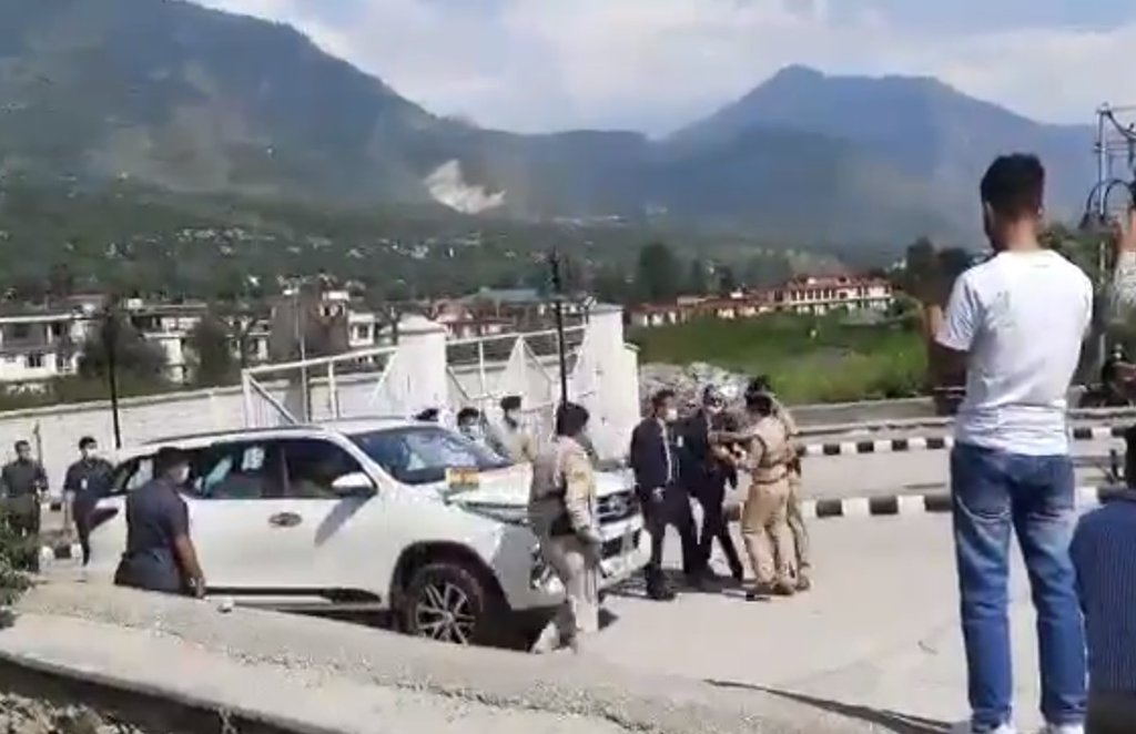 सीएम के सुरक्षाकर्मी को एसपी ने जड़ा थप्पड़, जमकर हुई जूतमपैजार, वीडियो वायरल (फोटो सोर्स - सोशल मीडिया)
