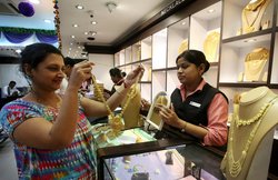 Gold Silver Price Today : सोना हुआ सस्‍ता, चांदी की कीमत में जबरदस्‍त गिरावट, जानिए आज के दाम