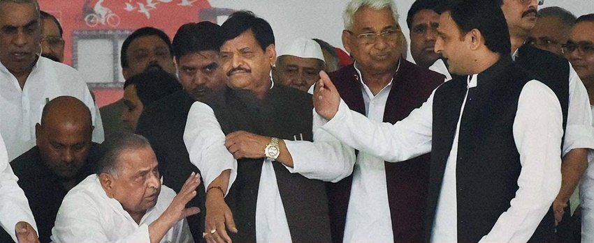 2016 में अखिलेश यादव और उनके चाचा शिवपाल के बीच जोरदार झगड़ा हुआ था। अखिलेश ने अपने चाचा को पार्टी से बाहर का रास्ता दिखा दिया था।