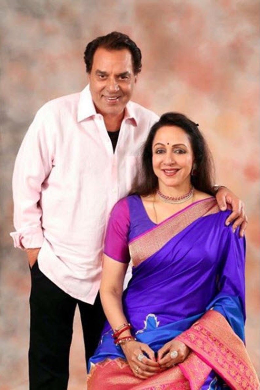 हेमा मालिनी ने सिमी ग्रेवाल के साथ एक टॉक शो में धर्मेंद्र संग अपने रिश्ते की गहराई पर बात की थी। (<a href="https://www.jansatta.com/photos/lifestyle-gallery/dharmendra-wife-hema-malini-did-the-shooting-of-the-film-satte-pe-satta-during-pregnancy-baby-bump-was-hidden/1749411/ ">प्रेग्नेंसी के दौरान हेमा मालिनी ने की थी इस सुपरहिट फिल्म की शूटिंग, ऐसे छुपाया गया था था बेबी बंप </a> )
