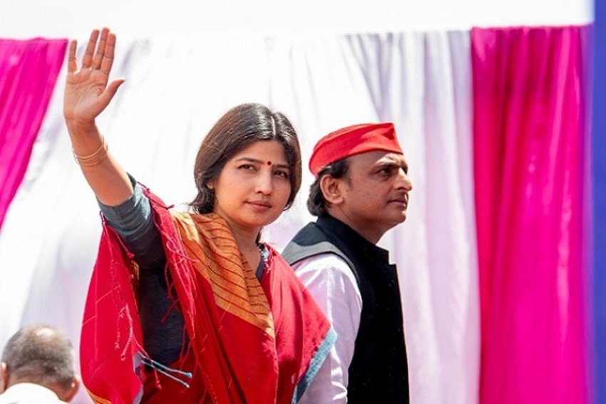 अखिलेश यादव (Akhilesh Yadav) की पत्नी डिंपल यादव (Dimple Yadav) भी सपा से चुनाव लड़ चुकी हैं, लेकिन शुरुआती दिनों में जब वह जनसभा के लिए मैदान में उतरती थीं तो उनकी सौम्यता का पब्लिक खूब फायदा उठाती थी। सपा के राष्ट्रीय अध्यक्ष और पूर्व मुख्यमंत्री अखिलेश यादव हमेशा युवा नेतृत्व की बात करते हैं और अपने साथ युवाओं को जोड़ने पर ज्यादा जोर भी देते हैं। सपा में अखिलेश ‘भैयाजी’ और डिंपल यादव ‘भाभी’ के नाम से जानी जाती हैं। ऐसे में जब एक बार मुलायम सिंह यादव (Mulayam Singh Yadav) की बहू डिंपल जनसभा को संबोधित कर रही थीं, तो सपा के युवामोर्चा से बेहद परेशान हो गई थीं। तब उन्होंने मंच से ही ‘भैयाजी’ से शिकायत की धमकी दे डाली थी। क्या था ये पूरा मामला आइए आपको बताएं।