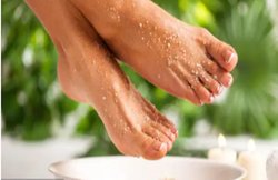 पैरों पर टैनिंग से हैं परेशान? छुटकारा पाने के लिए घर पर ही इस तरह करें पेडिक्योर