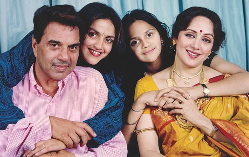 धर्मेंद्र की पहली पत्नी की बेटियां फिल्मों से दूर रहीं, लेकिन हेमा मालिनी से हुई उनकी बेटी ईशा देओल फिल्मों में करियर बनाने का फैसला किया तो धर्मेंद्र को ये रास नहीं आया। (<a href="https://www.jansatta.com/photos/lifestyle-gallery/hema-malini-could-become-dharmendra-second-wife-only-after-fathers-death/1758115/ ">हेमा मालिनी के पिता ने जीते जी ड्रीमगर्ल को धर्मेंद्र की दूसरी पत्नी नहीं दिया था बनने, मौत के बाद दोनों ने पढ़ा था निकाह </a> )
