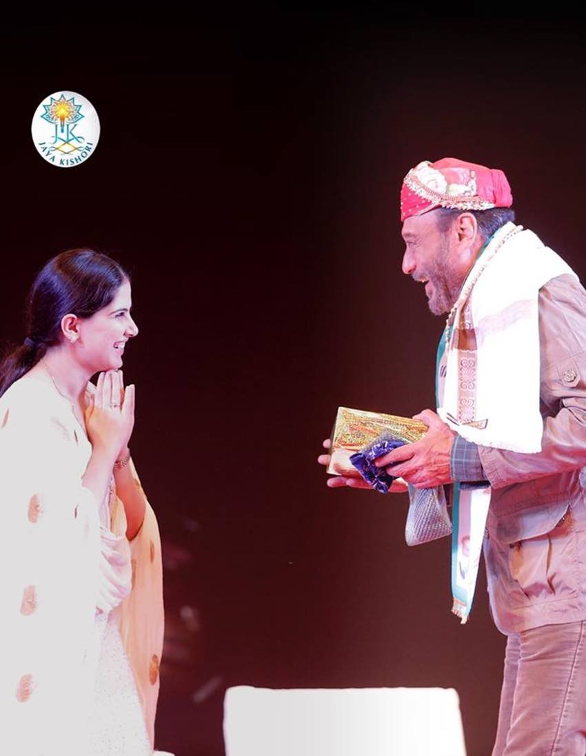 जैकी श्रॉफ जया किशोरी का इतना सम्मान करते हैं कि उन्हें देखते ही उनके पैर छूने लगे थे।