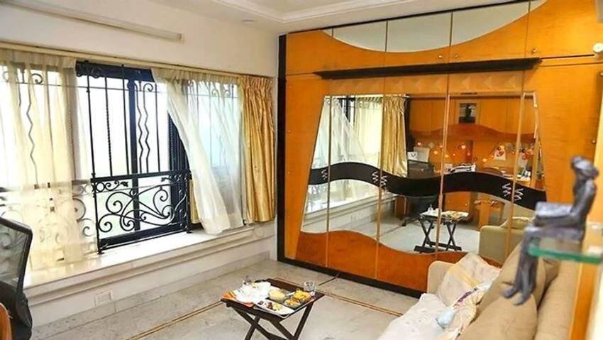 समय बीता तो उन्हें हिंदुस्तान लीवर कंपनी में काम करने का मौका मिला। यहीं पर उन्हें जॉनी लीवर नाम भी मिला। एक स्टेज शो के दौरान उनपर नजर पड़ी सुनील दत्त की। सुनील दत्त ने उन्हें बॉलीवुड में काम दिलाया।