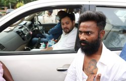 जब सीने पर गुदा लालू की तस्वीर वाला टैटू तेजस्वी को दिखाने लगा फैन, जानें- फिर क्या हुआ?