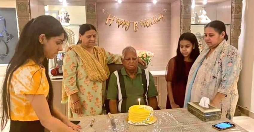 लालू प्रसाद यादव की जिंदगी से जुड़ा ये किस्सा संकर्षण ठाकुर की किताब बन्धु बिहारी से लिया गया है। ( <a href="https://www.jansatta.com/photos/picture-gallery/lalu-prasad-yadav-life-story-when-mulayam-singh-yadav-daughter-in-law-rajlakshmi-yadav-father-get-angry-over-india-tv-rajat-sharma-ajit-anjum-for-nitish-kumar/1714628/">नीतीश कुमार मेरी जांघ पर पेशाब कर देगा तो उसे काट थोड़े दूंगा- जब बुरी तरह झल्ला गए थे लालू यादव</a> )