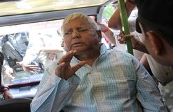 प्लेन में ड्राईफ्रूट खा रहे थे लालू यादव, रिपोर्टर को देख करने लगे एयरहोस्टेस से शिकायत