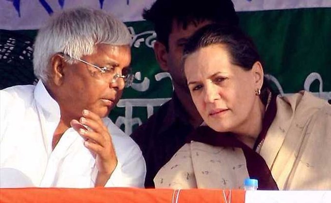 लालू यादव नहीं चाहते थे डॉ. मनमोहन सिंह बनें PM, सोनिया गांधी मनाने पहुंच गई थीं उनके घर