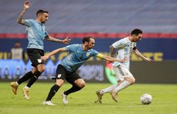 Copa America Argentina vs Uruguay: लियोनल मेसी के कमाल से जीता अर्जेंटीना, लुईस सुआरेज की टीम हारी; देखें वीडियो
