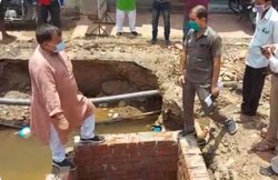 विकास कार्यों का जायजा लेने पहुंचे थे मंत्री, ईंटों के ‘चैंबर’ पर मारी लात तो ढह गई, अफसरों को लताड़ा, कंपनी पर एक लाख का लगाया जुर्माना