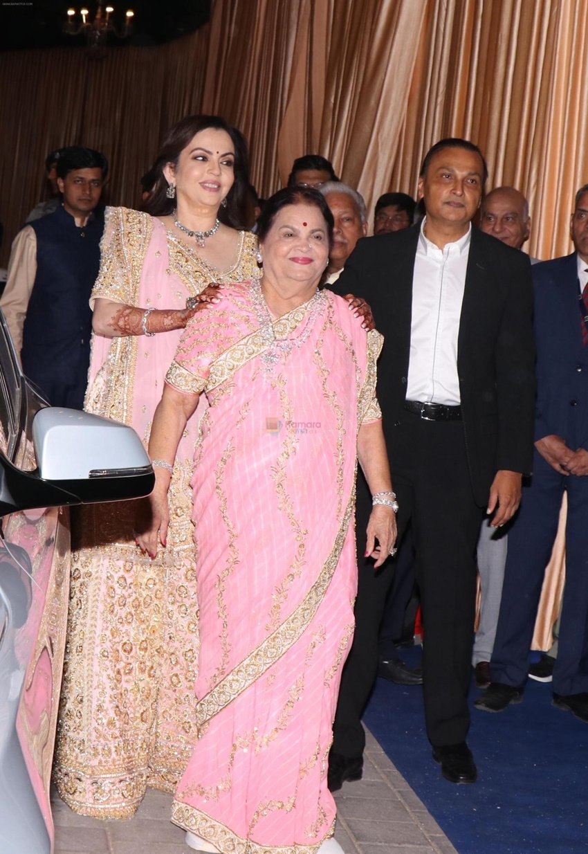 मुकेश अंबानी घर से बाहर निकलने से पहले अपमी मां के पैर जरूर छूते हैं। बिना पैर छुए वह कभी भी काम पर नहीं निकलते हैं।