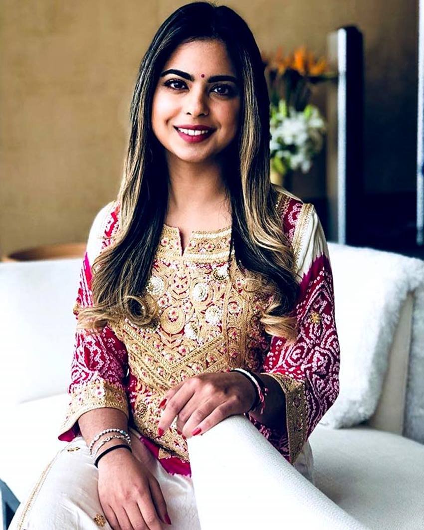 नीता अंबानी ने हिंदुस्तान टाइम्स को दिए एक इंटरव्यू में बताया था कि ईशा वहां डॉरमेट्री में रहती थीं। वहां एक ही कमरे में कई लड़कियां रहती थीं। ( <a href="https://www.jansatta.com/photos/picture-gallery/sonia-gandhi-vs-mulayam-singh-yadav-vs-lalu-prasad-yadav-when-akhilesh-yadav-in-law-lalu-prasad-broke-his-father-dream-of-become-pm/1746267/">सोनिया गांधी और मुलायम सिंह यादव: करीब से निकल गई PM की कुर्सी, किसी ने खुद छोड़ा तो किसी के समधी ने अड़ा दी थी टांग</a> )