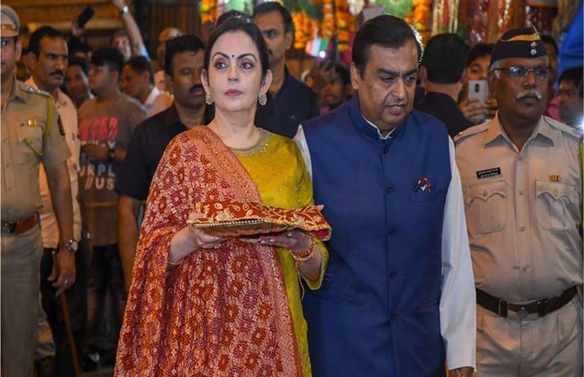 मुकेश अंबानी और उनका पूरा परिवार काफी धार्मिक है। कई मर्तबा अंबानी दंपत्ति मंदिरों के दर्शन करते दिख चुके हैं। घर पर मुकेश और नीता अंबानी गणेश पूजा हो या फिर नौदुर्गा , भव्य आयोजन करते हैं।