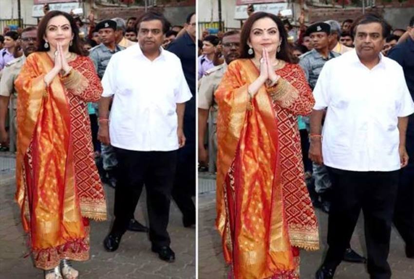मुकेश अंबानी के पास पैसों की कोई कमी नहीं है। लेकिन वह काफी सिंपल कपड़े पहनते हैं। अकसर वह सफेद हाफ शर्ट और काली पैंट में नजर आ जाते हैं।